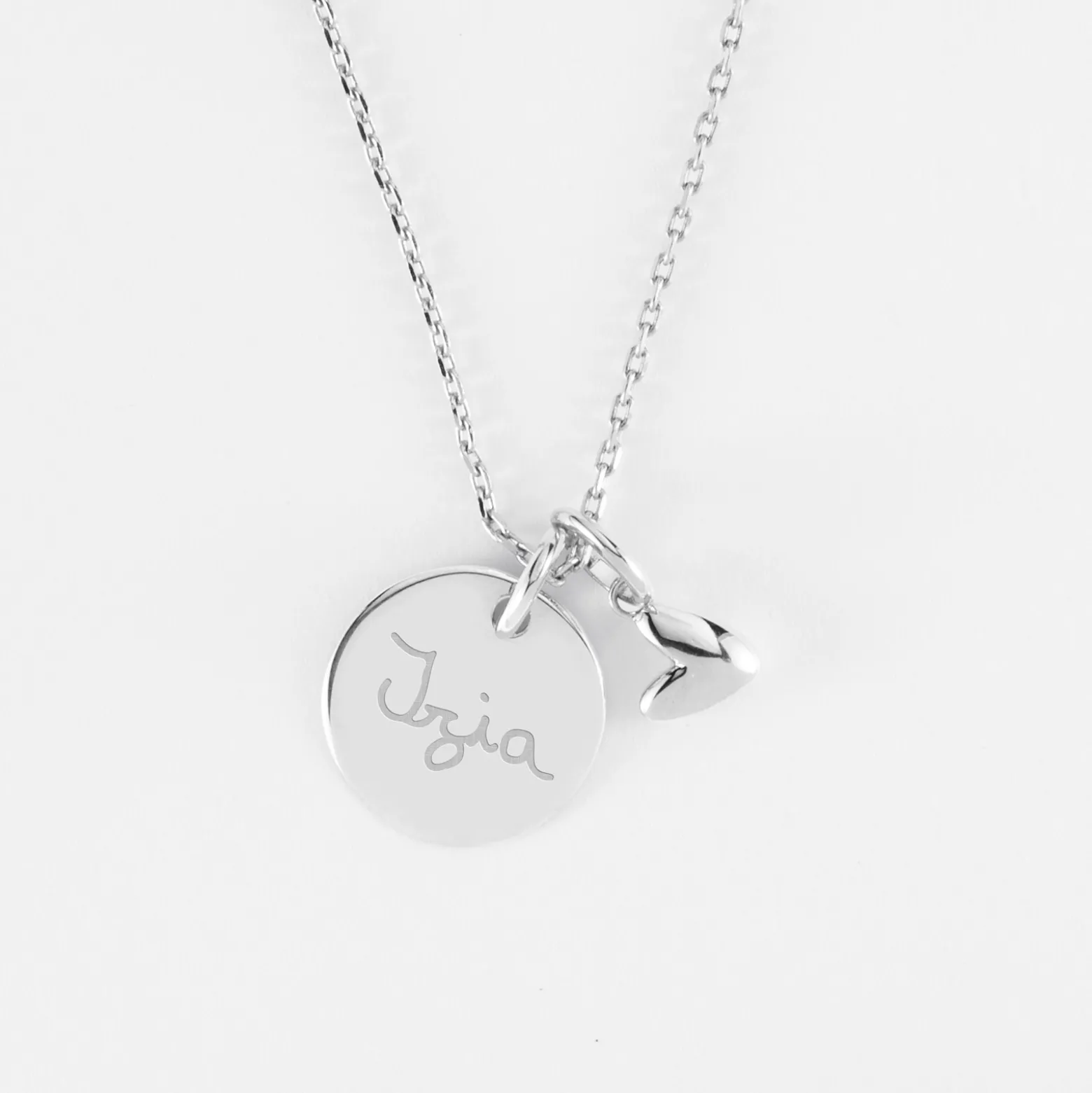 Pendentif enfant personnalisé médaille gravée argent 15 mm et breloque petit coeur bombé 7 mm - HappyBulle x Atelier Wagram