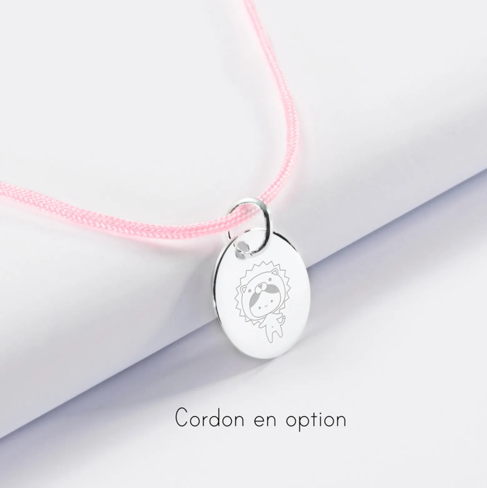 Pendentif enfant personnalisé médaille gravée argent 15 mm et breloque petit coeur bombé 7 mm - HappyBulle x Atelier Wagram