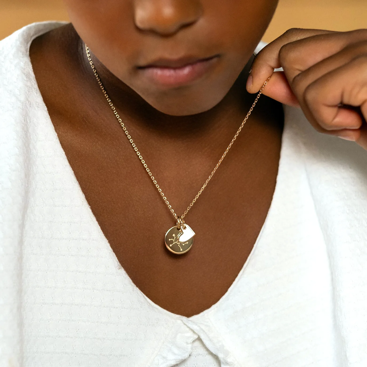 Pendentif enfant personnalisé médaille gravée plaqué or 15 mm et breloque coeur email 10 mm