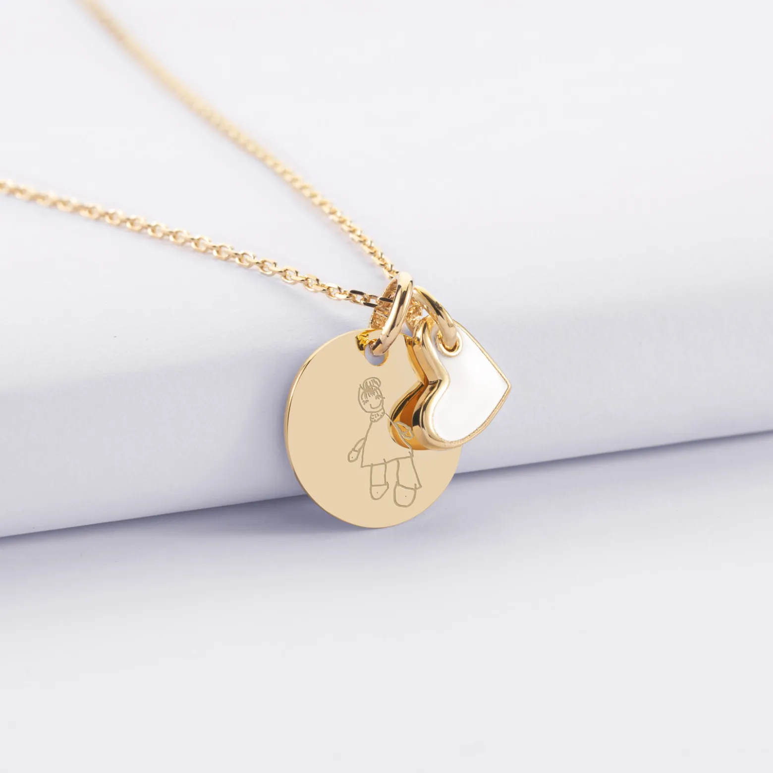 Pendentif enfant personnalisé médaille gravée plaqué or 15 mm et breloque coeur email 10 mm