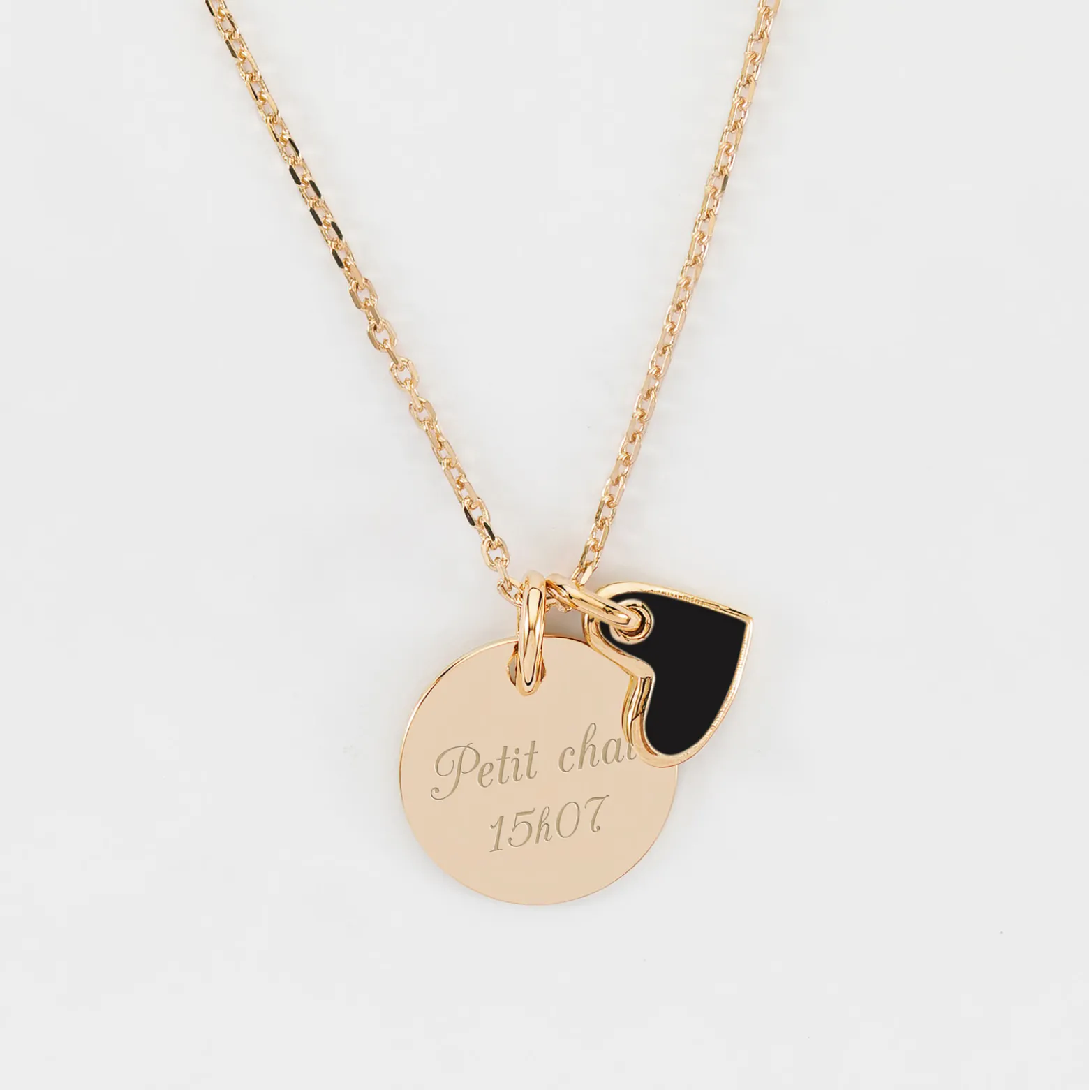 Pendentif enfant personnalisé médaille gravée plaqué or 15 mm et breloque coeur email 10 mm