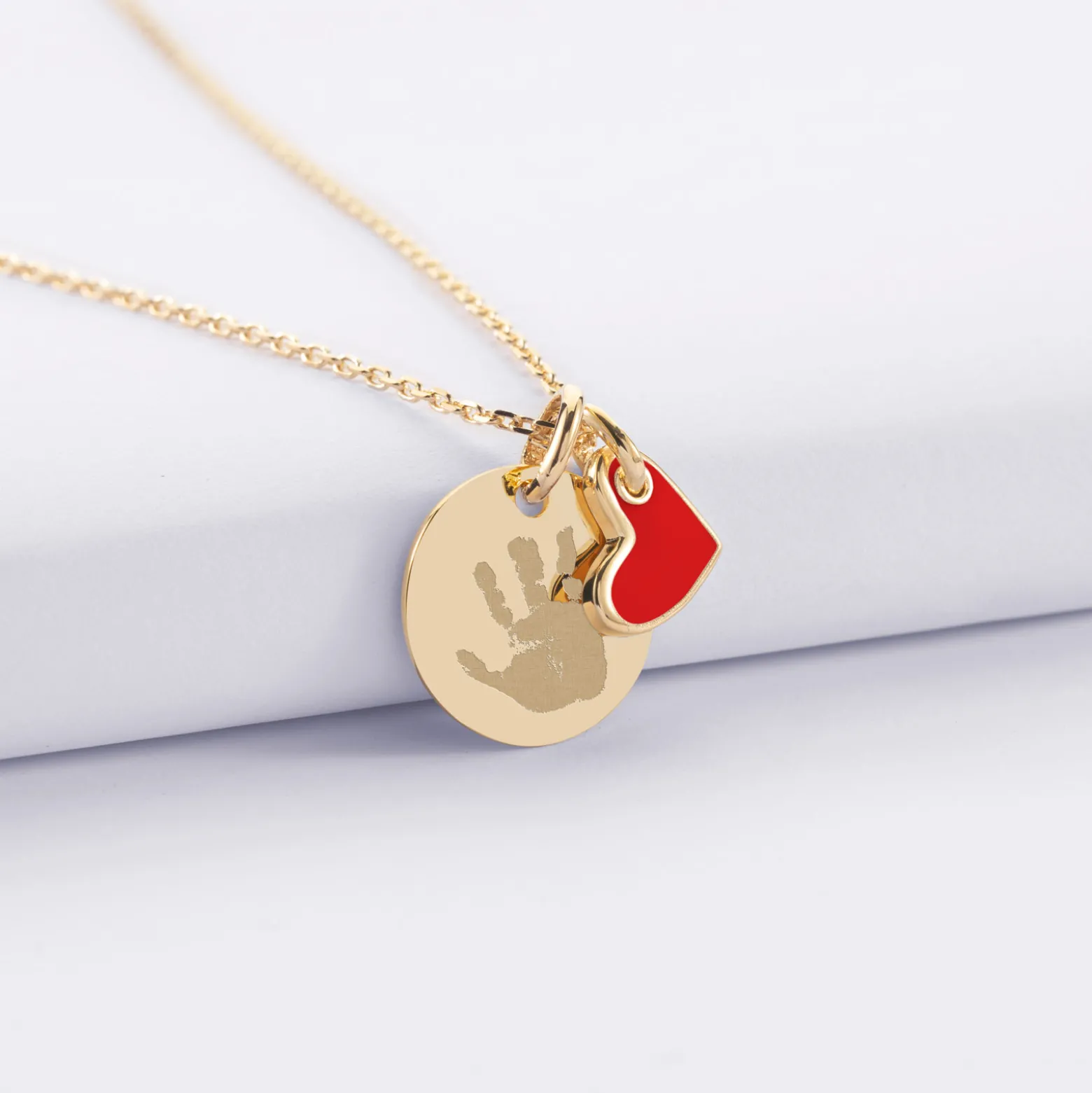 Pendentif enfant personnalisé médaille gravée plaqué or 15 mm et breloque coeur email 10 mm