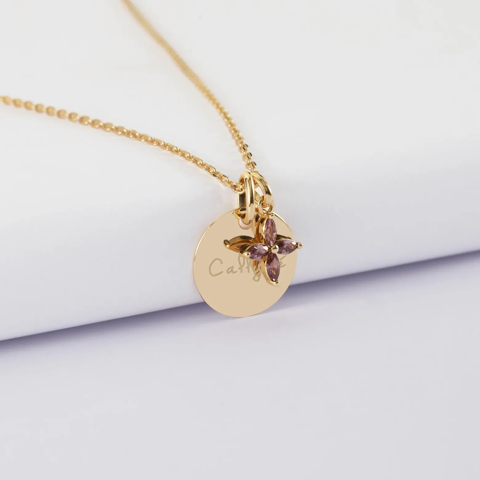 Pendentif enfant personnalisé médaille gravée plaqué or 15 mm et breloque fleur pétales zircons 10 mm
