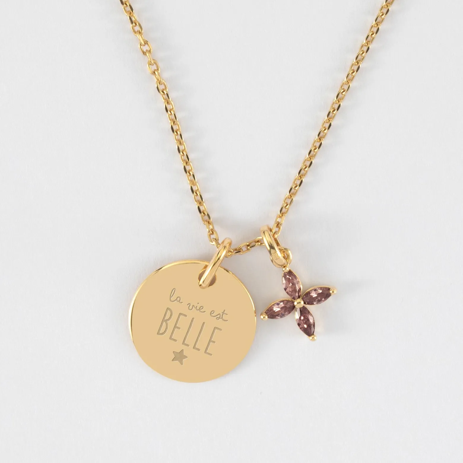 Pendentif enfant personnalisé médaille gravée plaqué or 15 mm et breloque fleur pétales zircons 10 mm