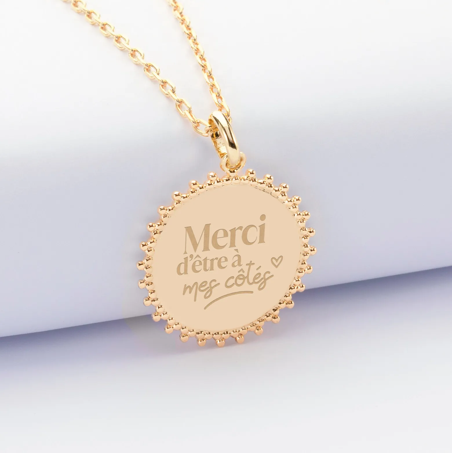Pendentif EVJF personnalisé médaille soleil gravée plaqué or 20 mm