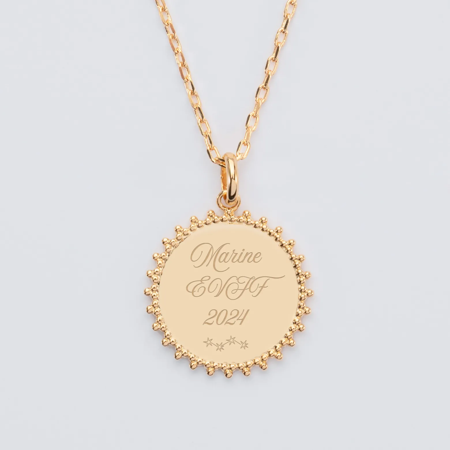 Pendentif EVJF personnalisé médaille soleil gravée plaqué or 20 mm