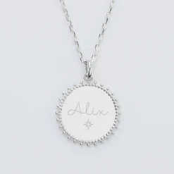 Pendentif EVJF personnalisé médaille soleil gravée argent 20 mm