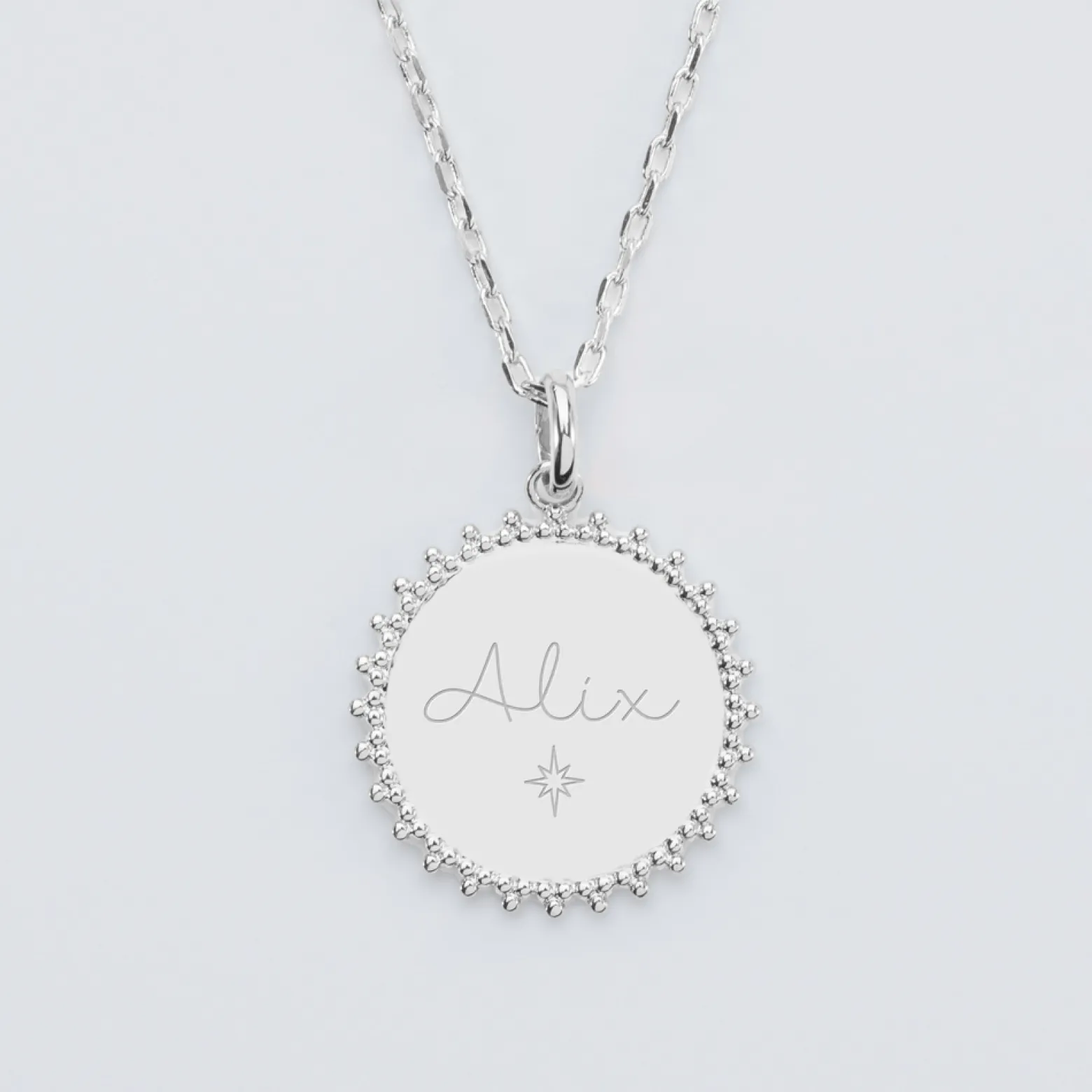 Pendentif EVJF personnalisé médaille soleil gravée argent 20 mm