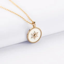 Pendentif EVJF personnalisé médaille gravée plaqué or email blanc soleil 14 mm