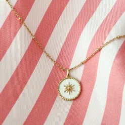 Pendentif EVJF personnalisé médaille gravée plaqué or email blanc soleil 14 mm