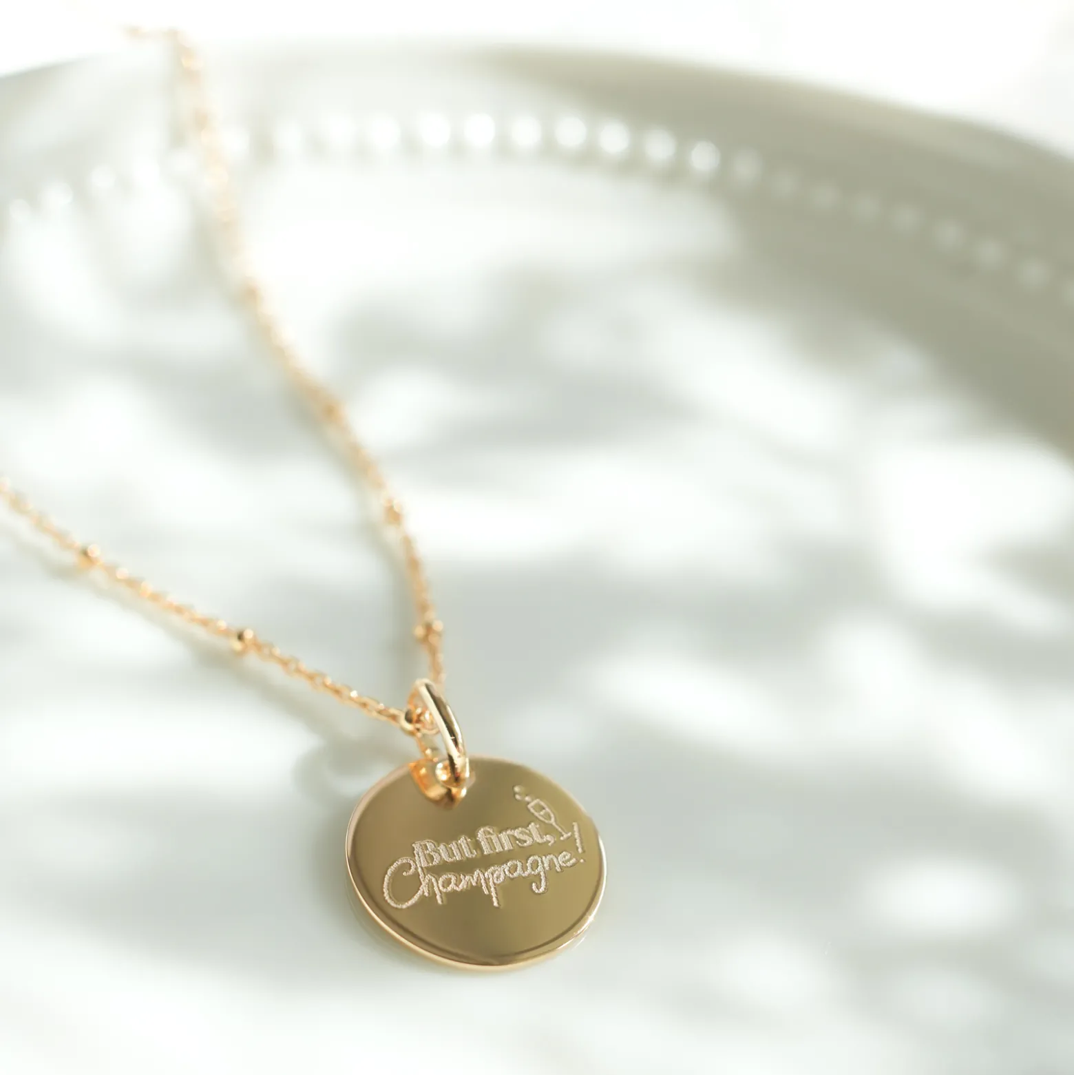 Pendentif EVJF personnalisé médaille gravée plaqué or 15 mm