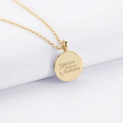 Pendentif EVJF personnalisé médaille gravée plaqué or email noir soleil 14 mm