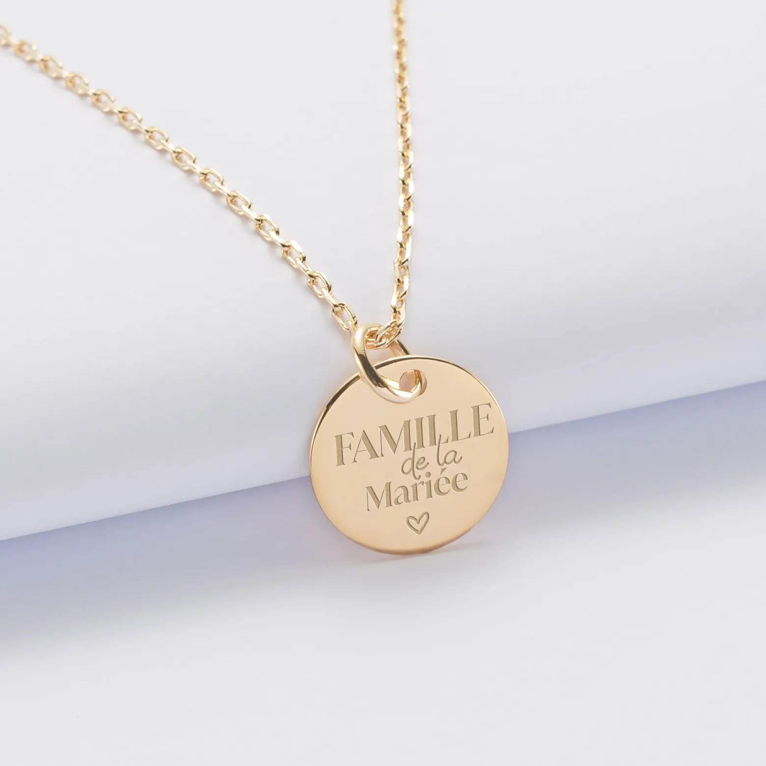 Pendentif Famille des mariés personnalisé médaille gravée plaqué or 15 mm