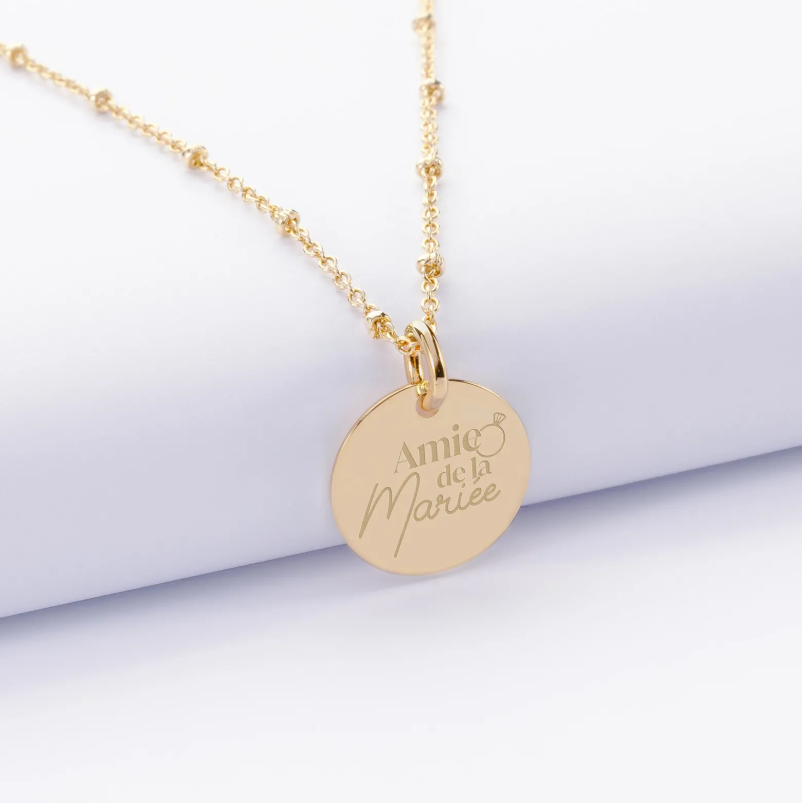 Pendentif Famille des mariés personnalisé médaille gravée plaqué or 15 mm
