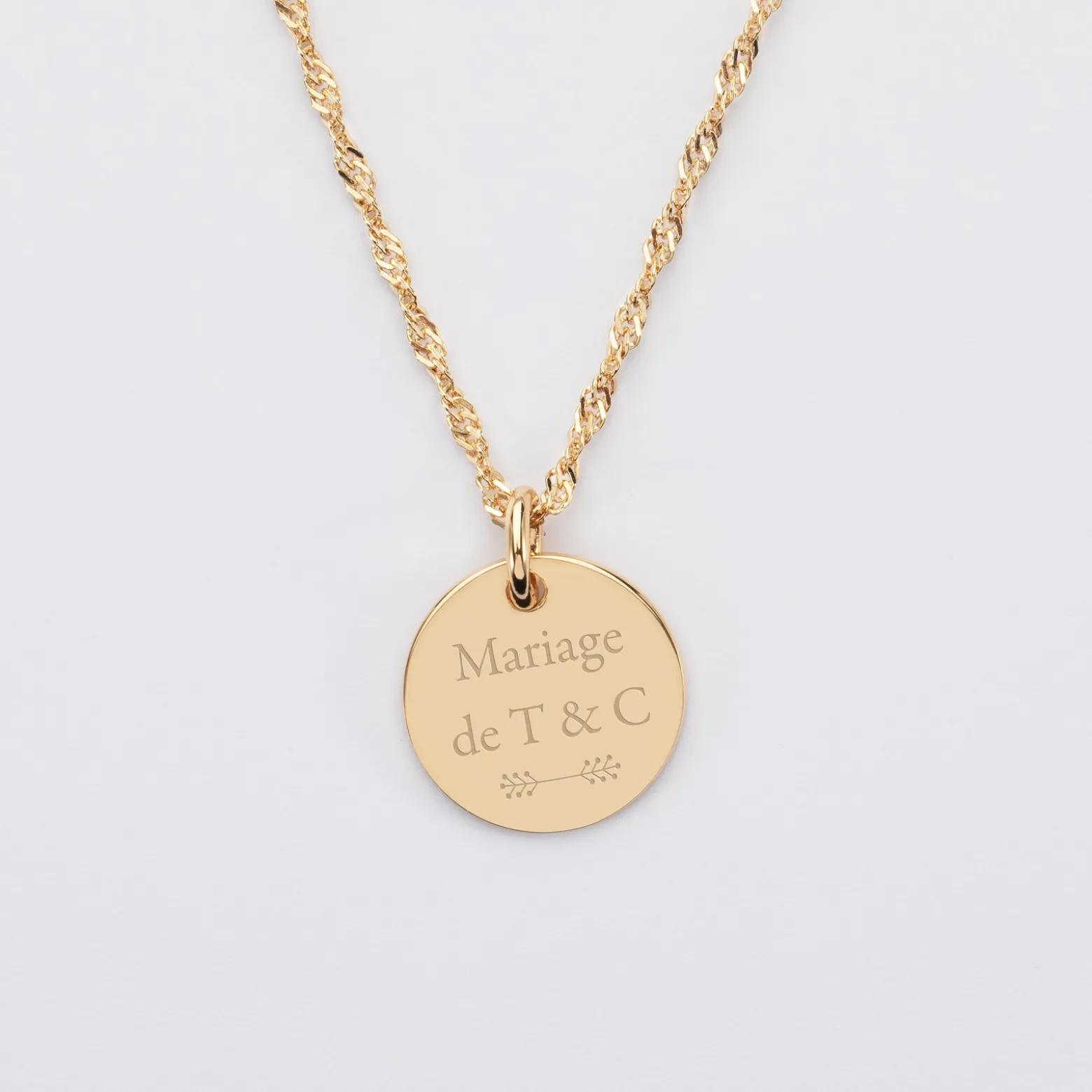 Pendentif Famille des mariés personnalisé médaille gravée plaqué or 15 mm