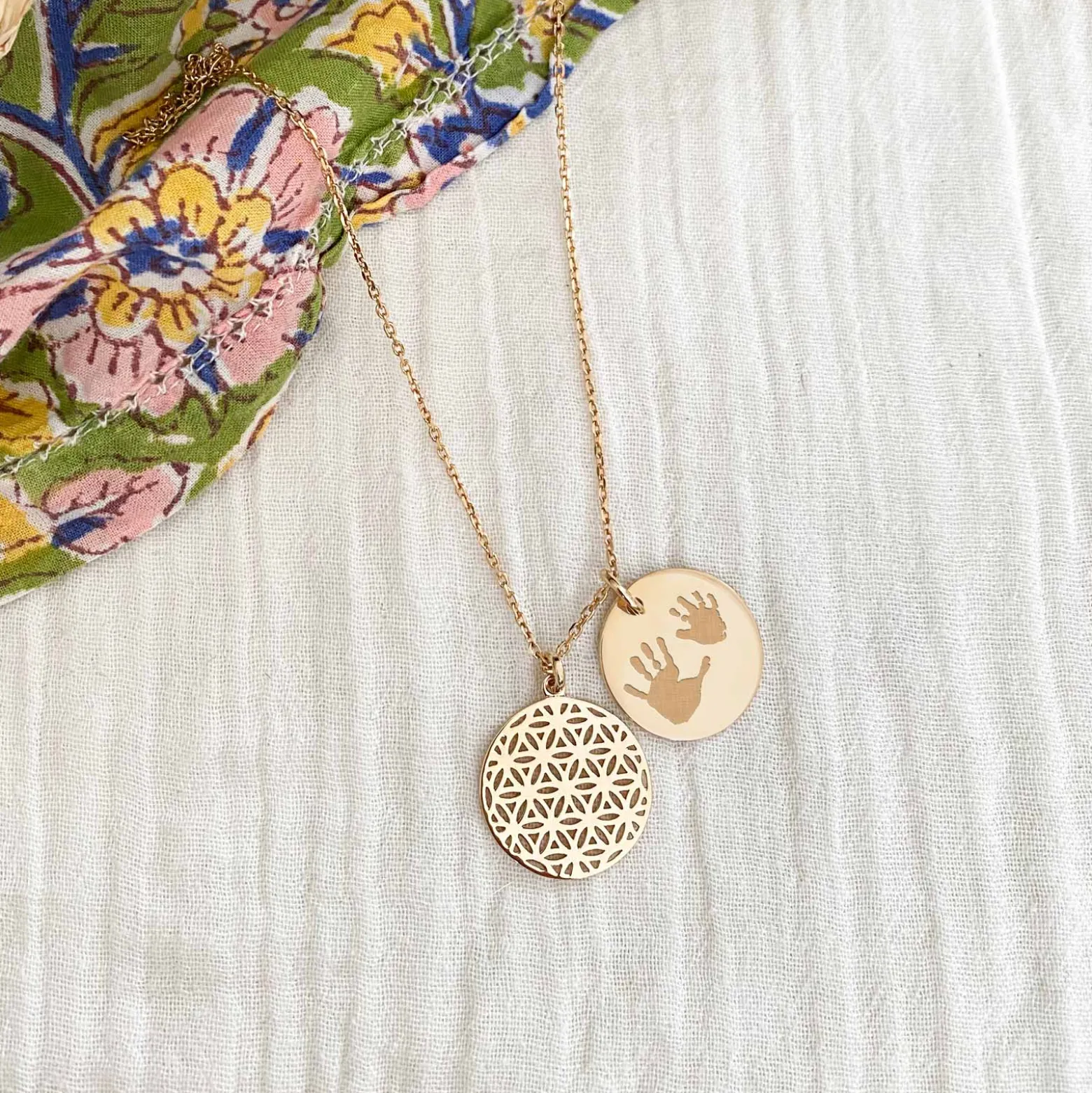 Pendentif famille personnalisé fleur de vie et médaille gravée plaqué or 19 mm