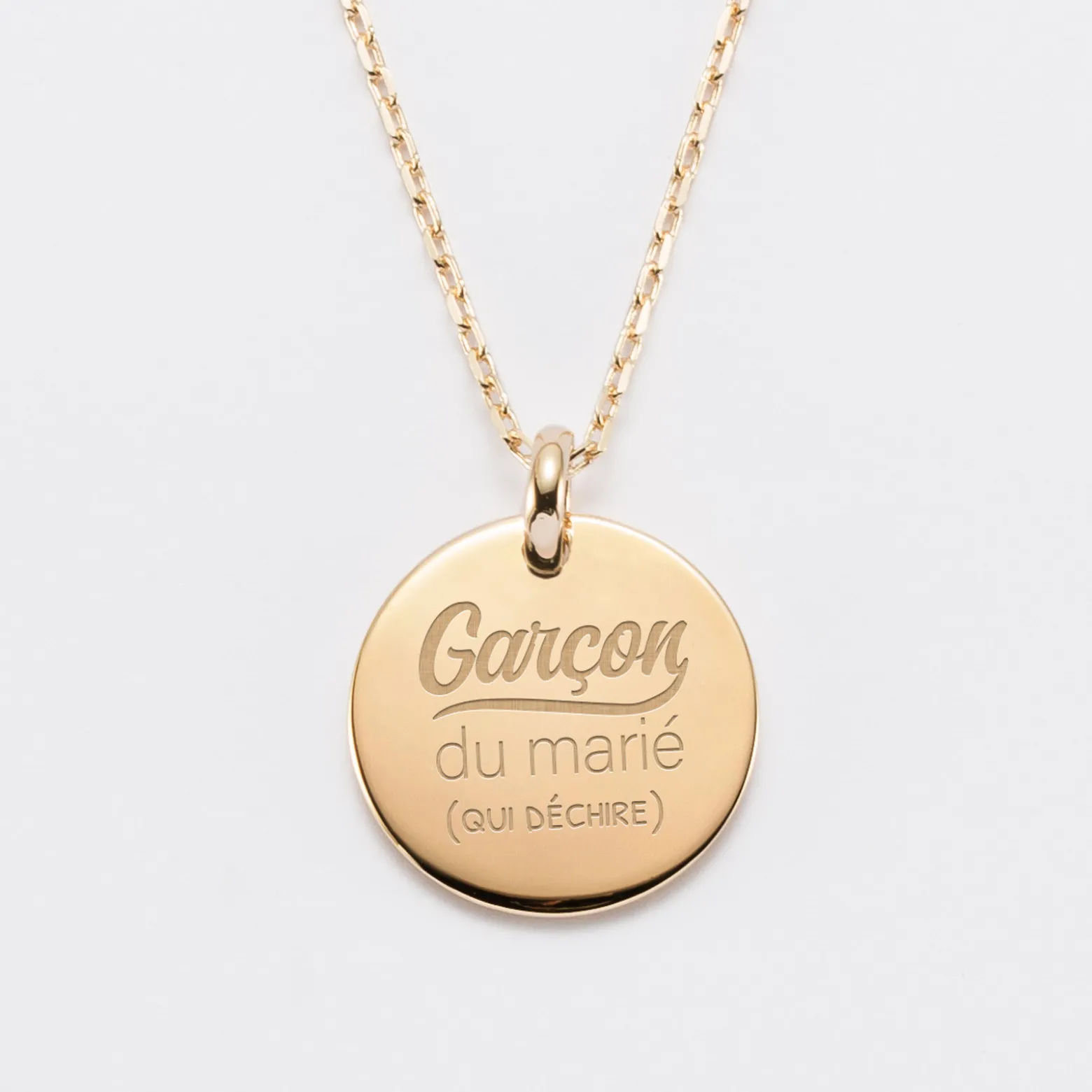 Pendentif homme Famille des mariés personnalisé médaille bombée gravée plaqué or 20 mm