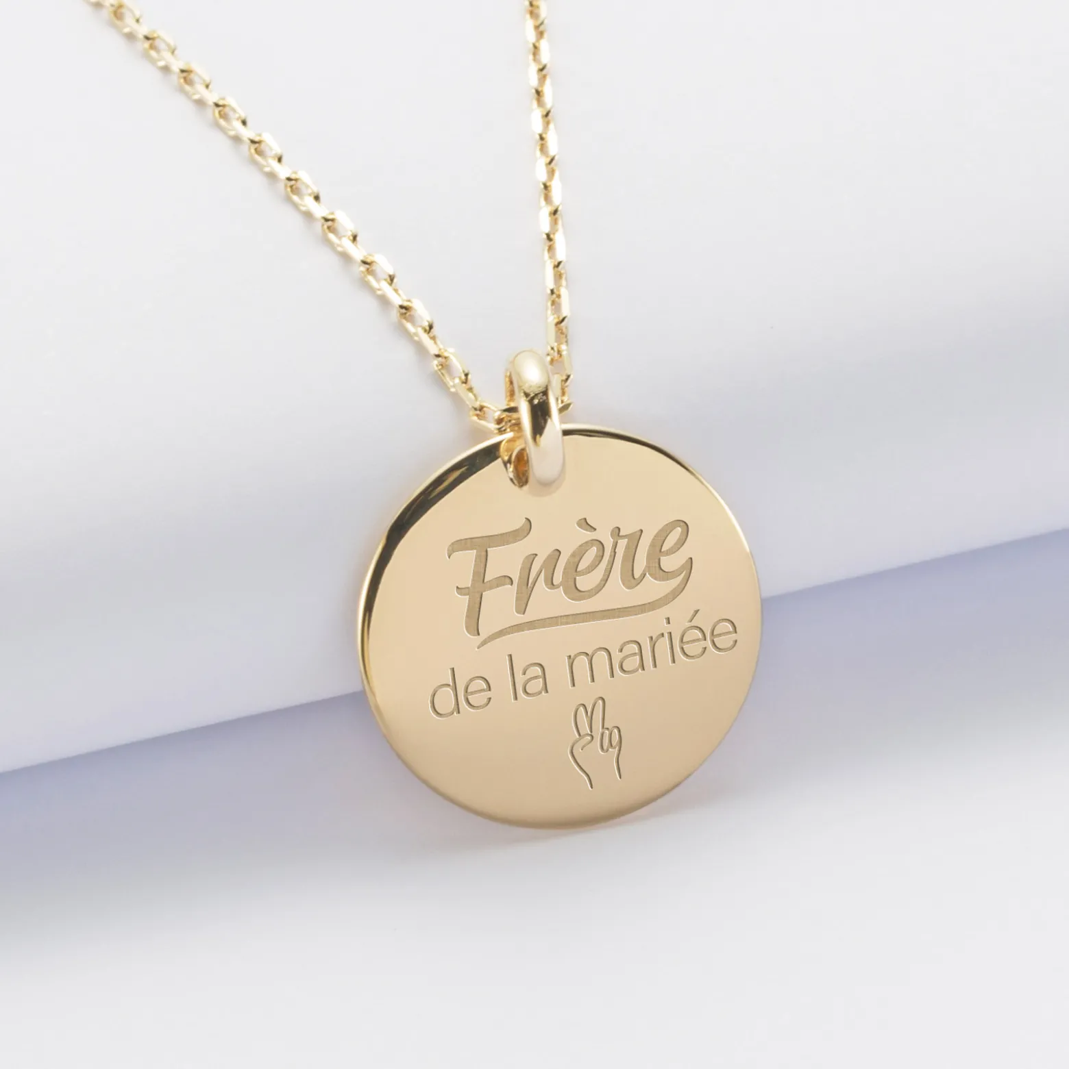 Pendentif homme Famille des mariés personnalisé médaille bombée gravée plaqué or 20 mm