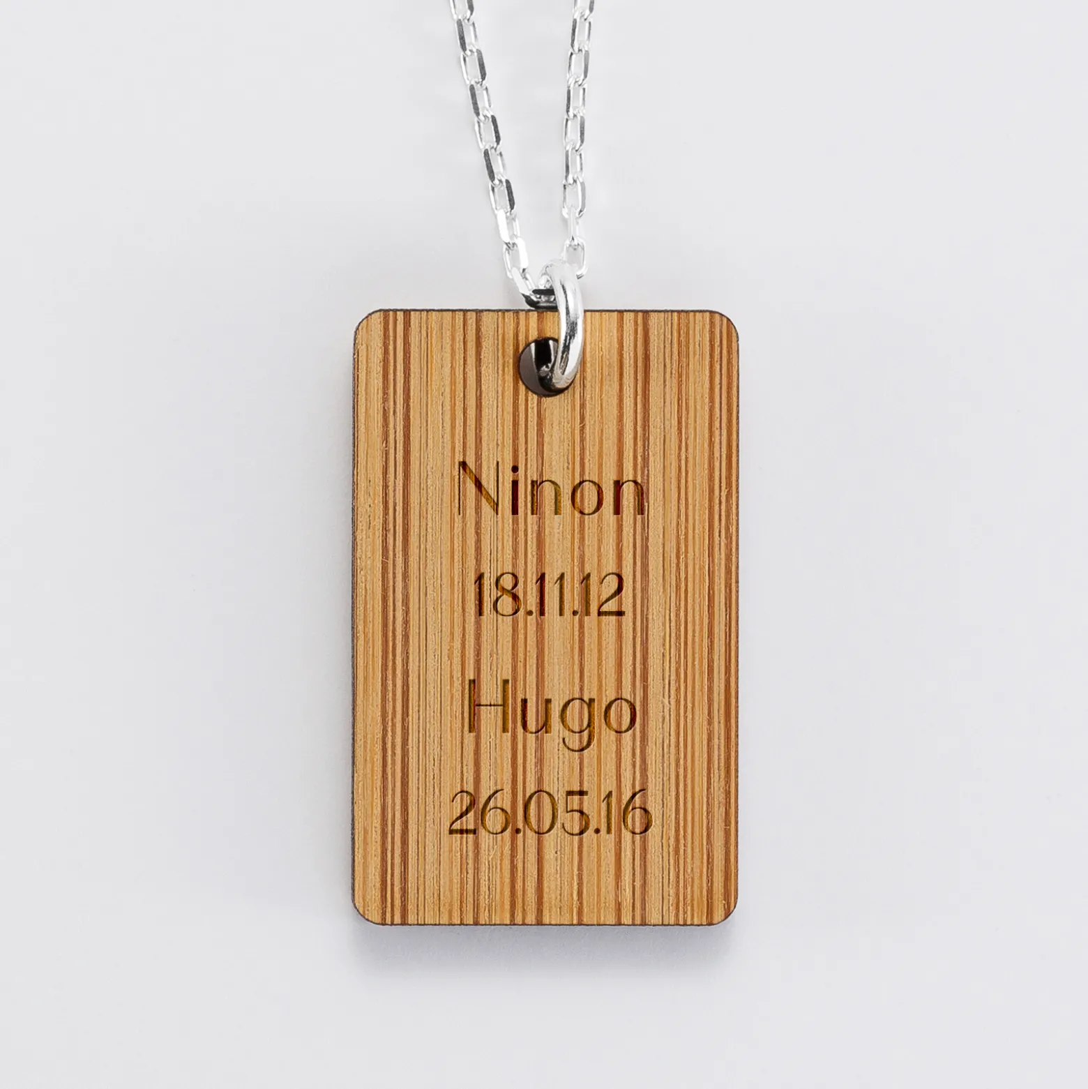 Pendentif homme personnalisé médaille gravée bois 20x32 mm