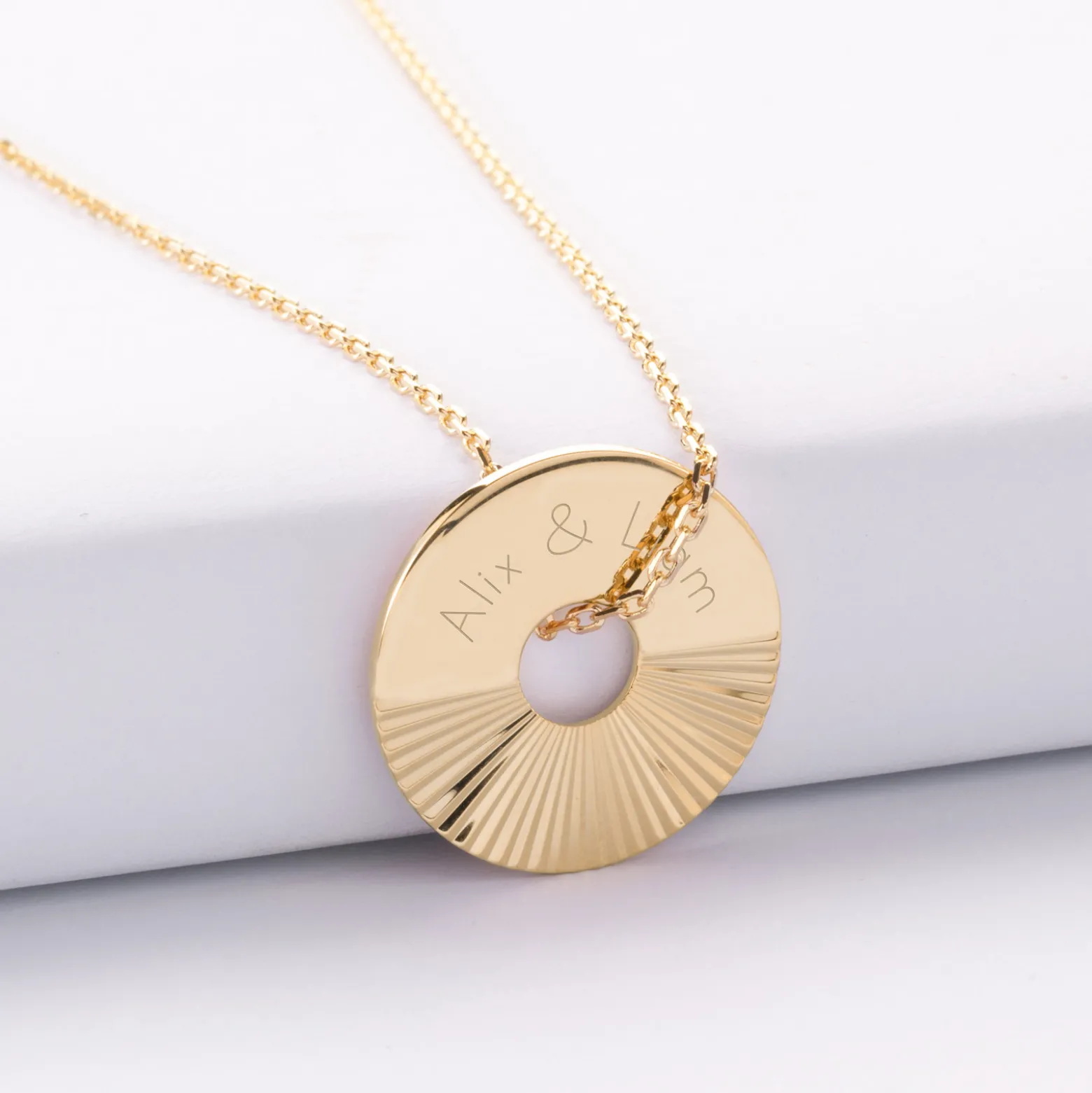 Pendentif homme personnalisé médaille gravée plaqué or cible soleil 20mm