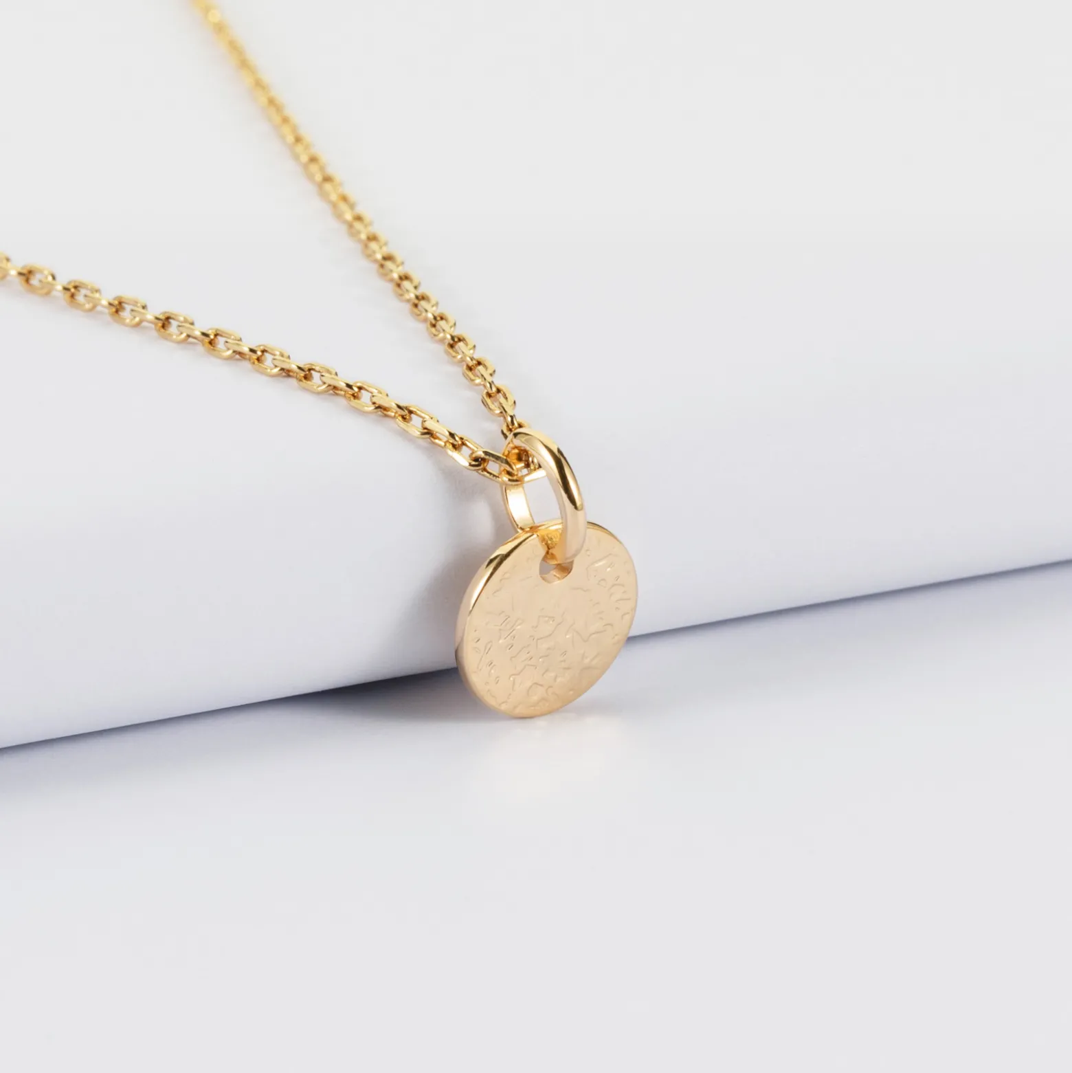 Pendentif initiale personnalisé médaille martelée gravée plaqué or 10 mm