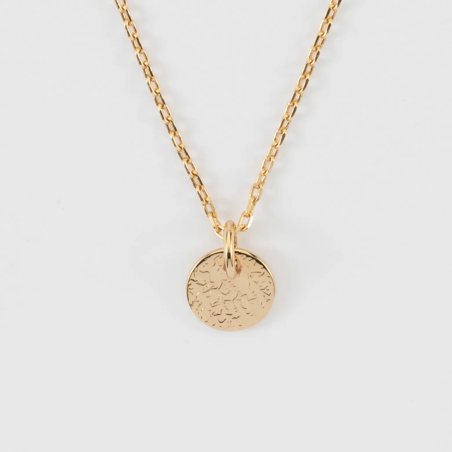 Pendentif initiale personnalisé médaille martelée gravée plaqué or 10 mm