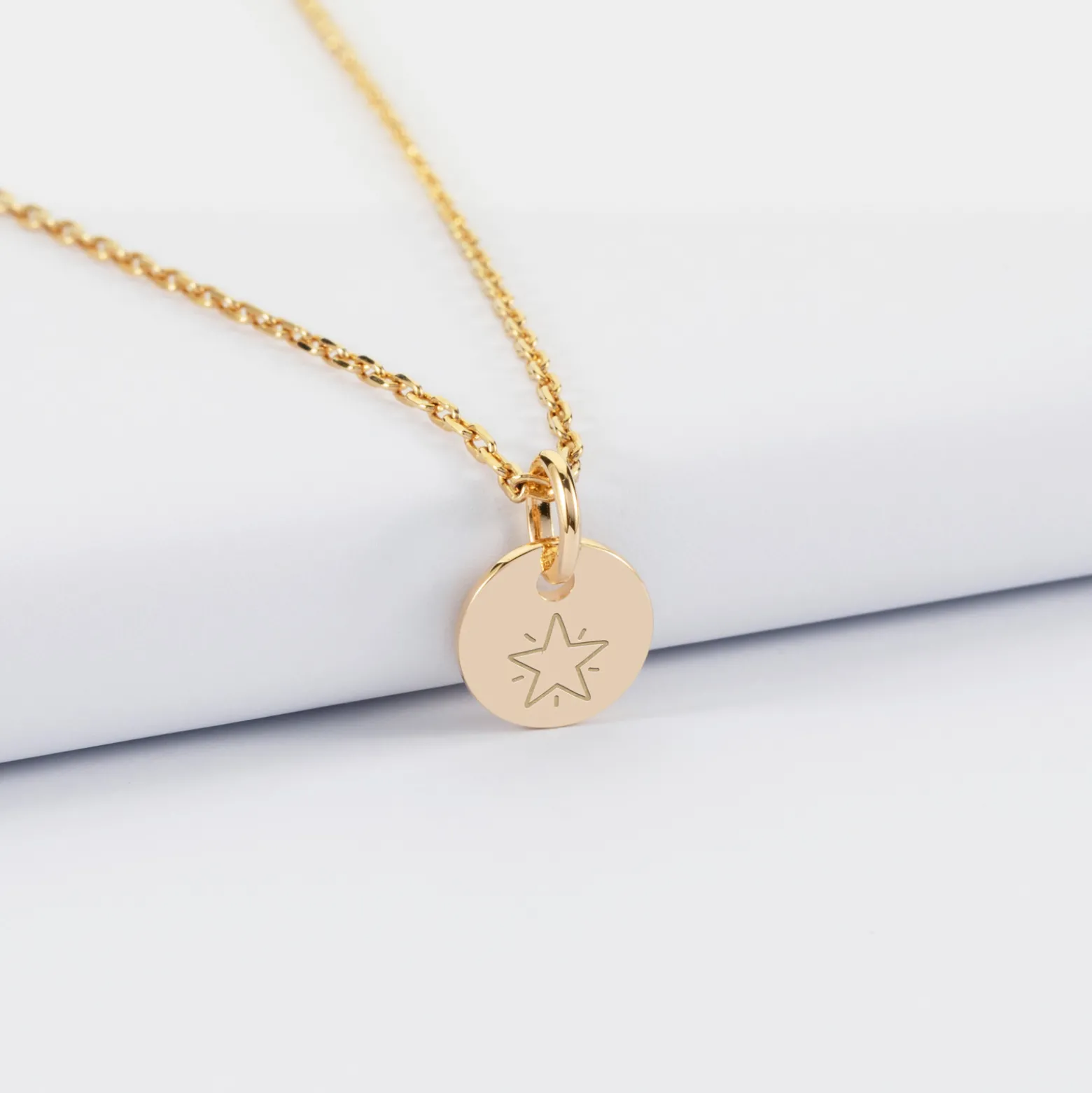 Pendentif initiale personnalisé médaille martelée gravée plaqué or 10 mm