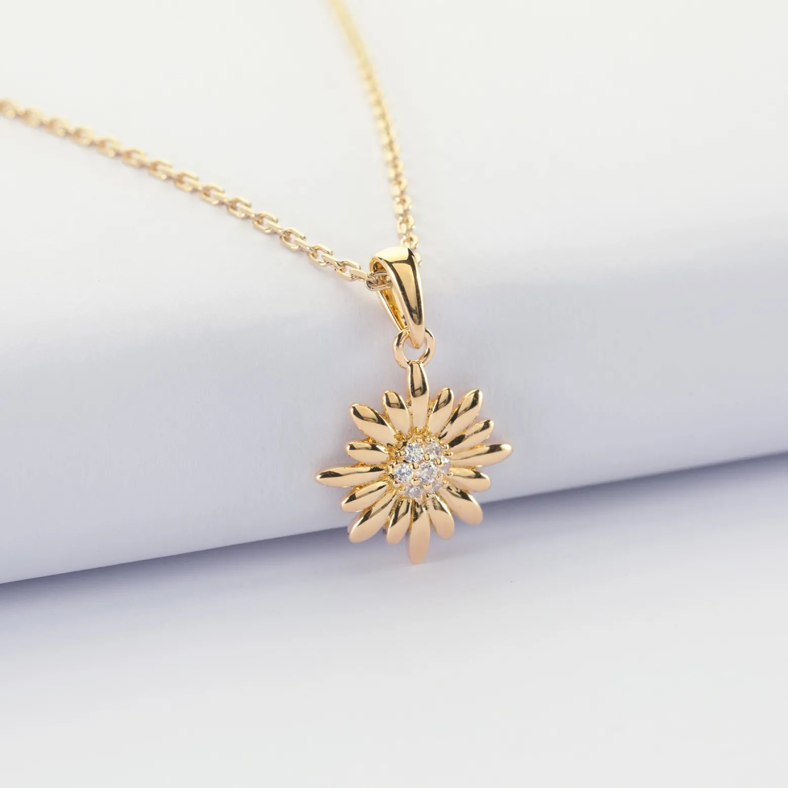 Pendentif marguerite scintillante plaqué or 13 mm