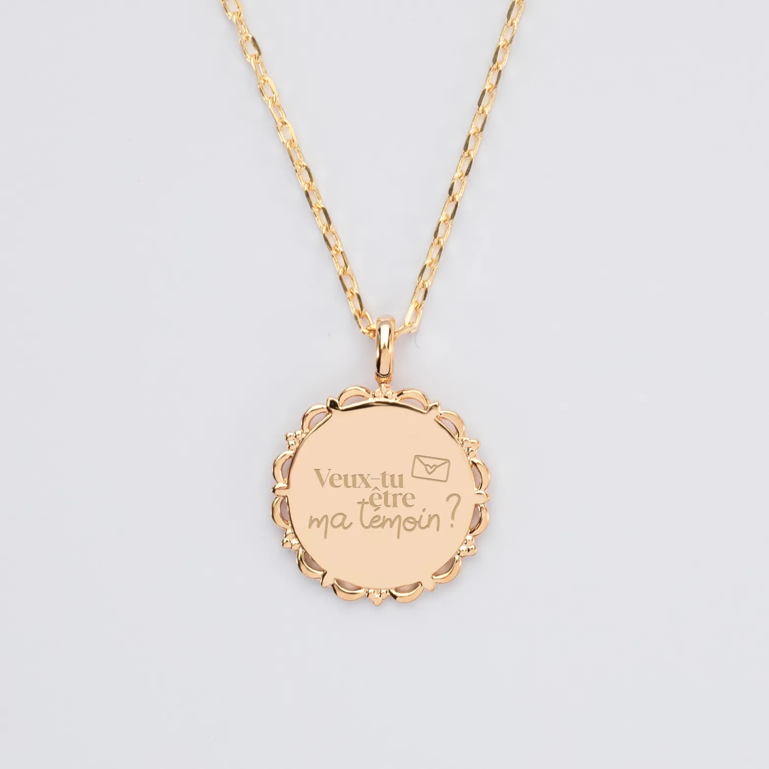 Pendentif Mariée personnalisé médaille vintage dentelée gravée plaqué or 17 mm