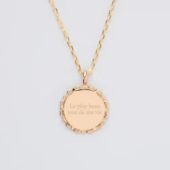 Pendentif Mariée personnalisé médaille vintage dentelée gravée plaqué or 17 mm