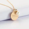 Pendentif Mariée personnalisé médaille gravée plaqué or 19 mm et breloque perle nacre 10 mm