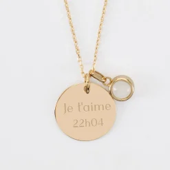 Pendentif Mariée personnalisé médaille gravée plaqué or 19 mm et breloque pierre naturelle 8 mm