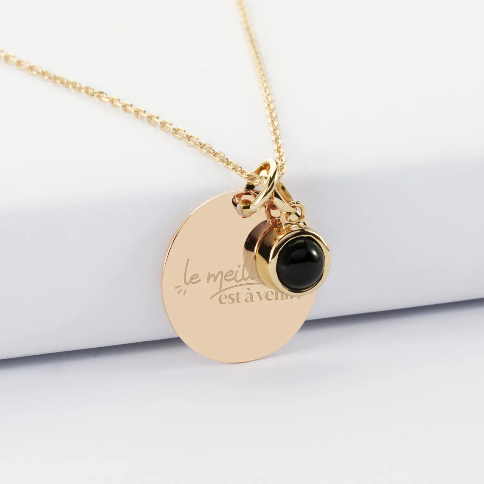 Pendentif Mariée personnalisé médaille gravée plaqué or 19 mm et breloque pierre naturelle 8 mm