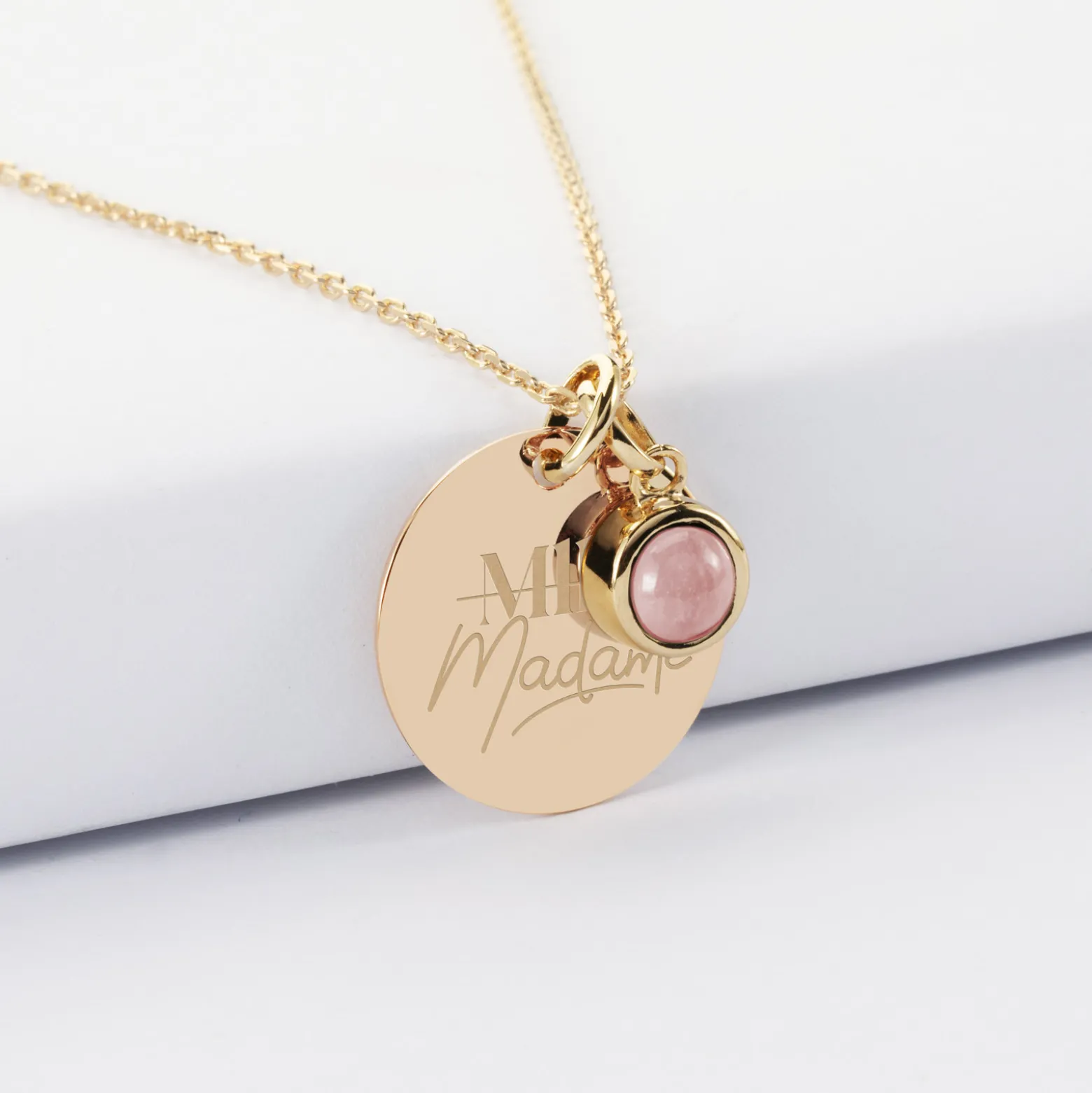 Pendentif Mariée personnalisé médaille gravée plaqué or 19 mm et breloque pierre naturelle 8 mm