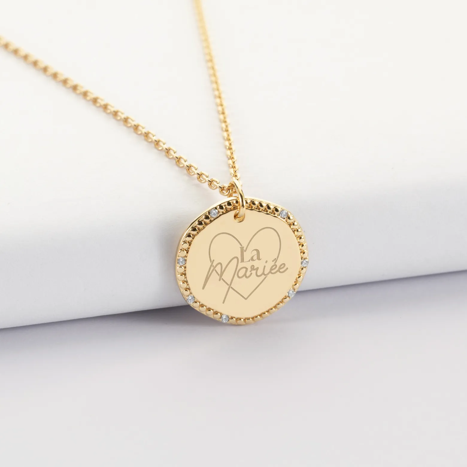 Pendentif Mariée personnalisé médaille contour scintillant gravée plaqué or 16 mm