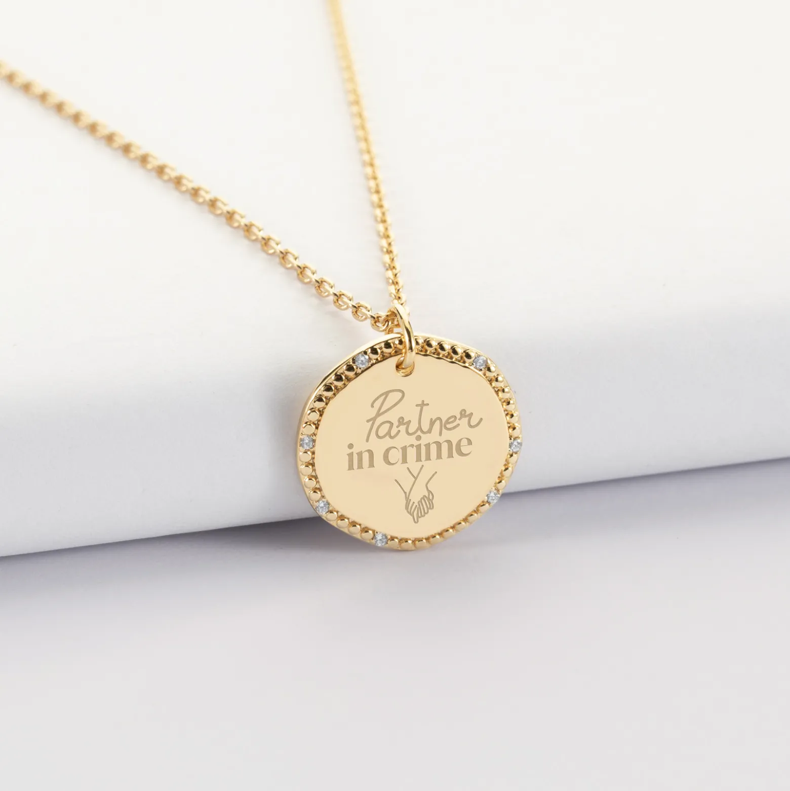 Pendentif Mariée personnalisé médaille contour scintillant gravée plaqué or 16 mm