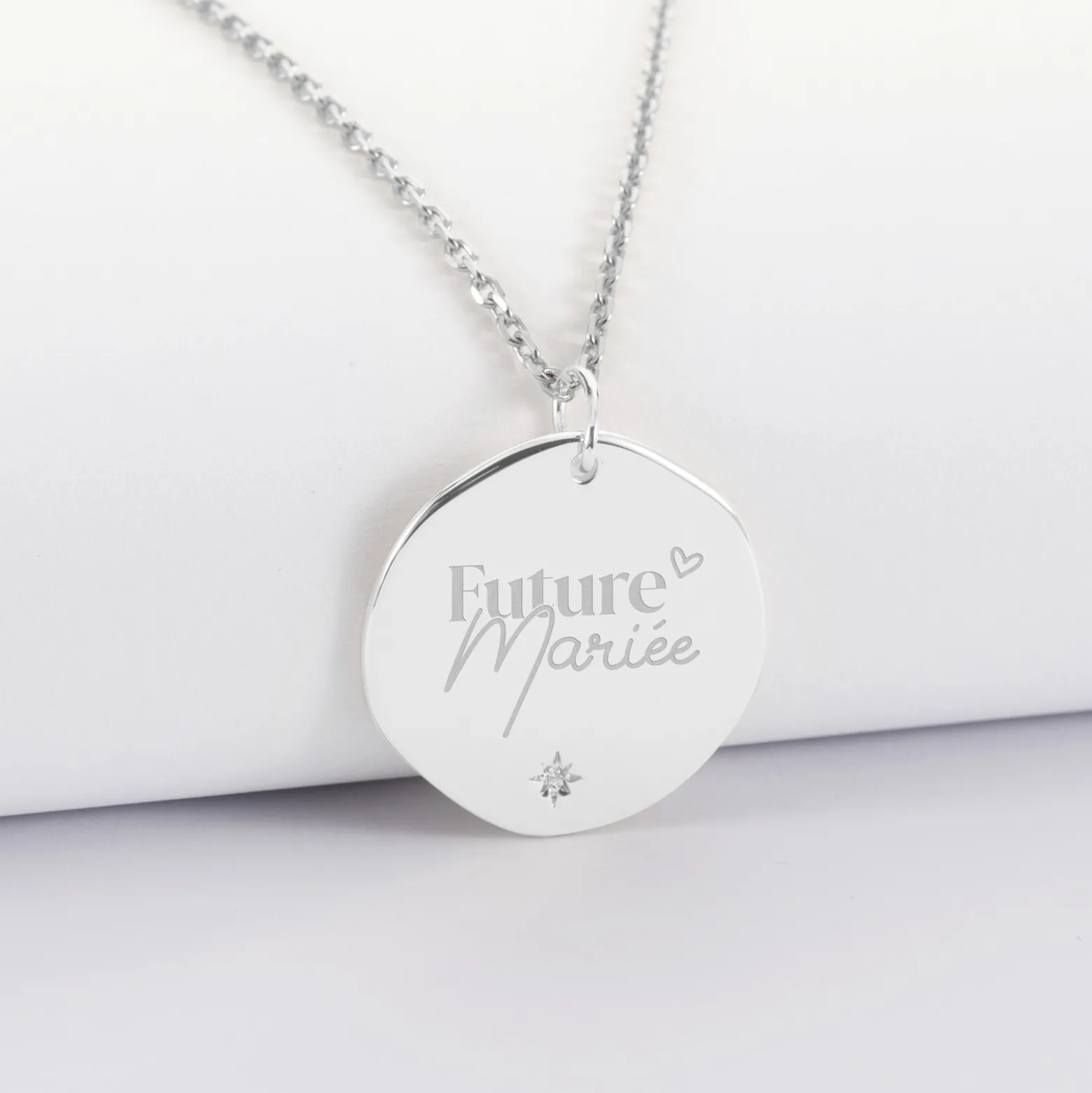 Pendentif Mariée personnalisé médaille scintillante gravée argent 20 mm