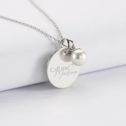 Pendentif Mariée personnalisé médaille gravée argent 19 mm et breloque perle nacre 10 mm