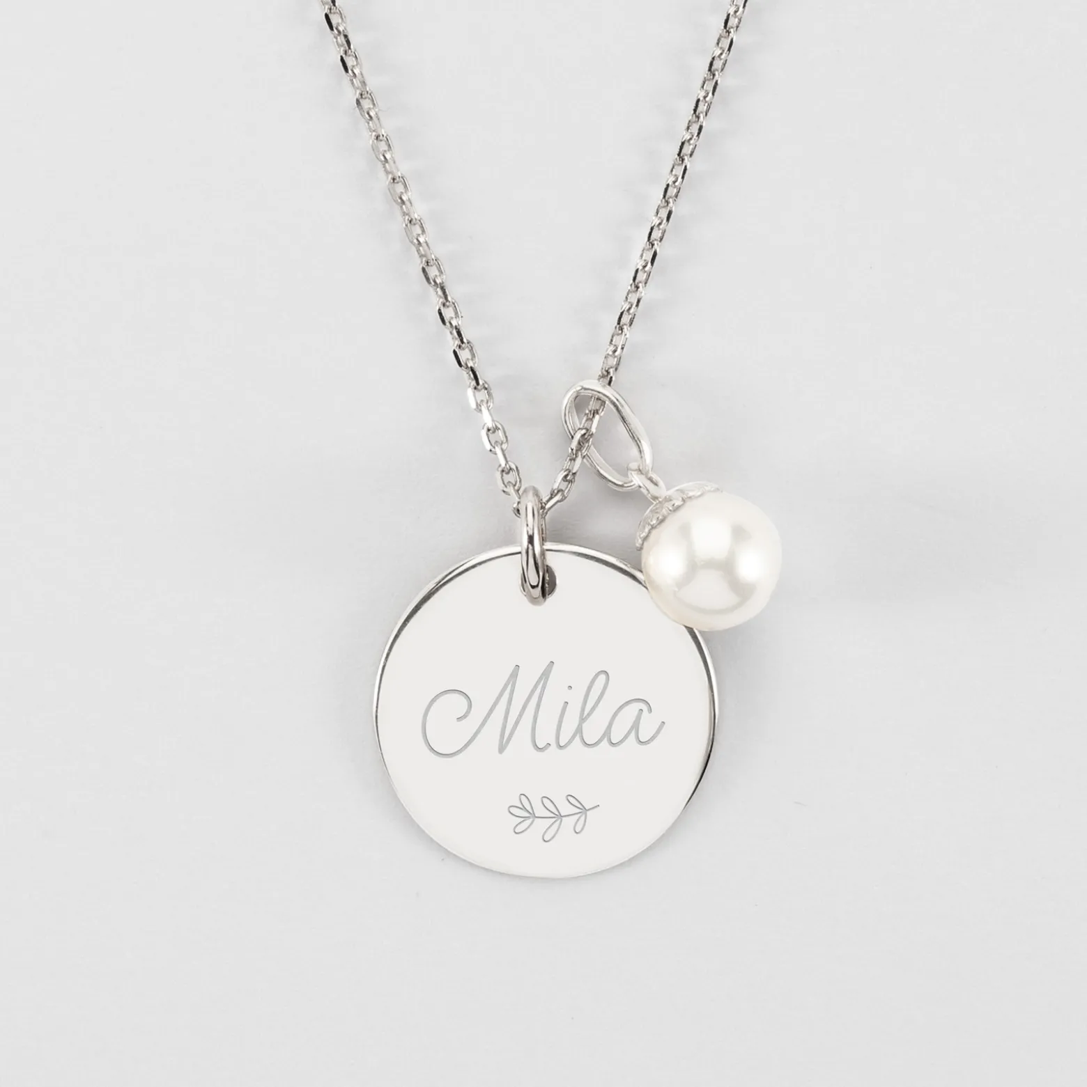 Pendentif Mariée personnalisé médaille gravée argent 19 mm et breloque perle nacre 10 mm