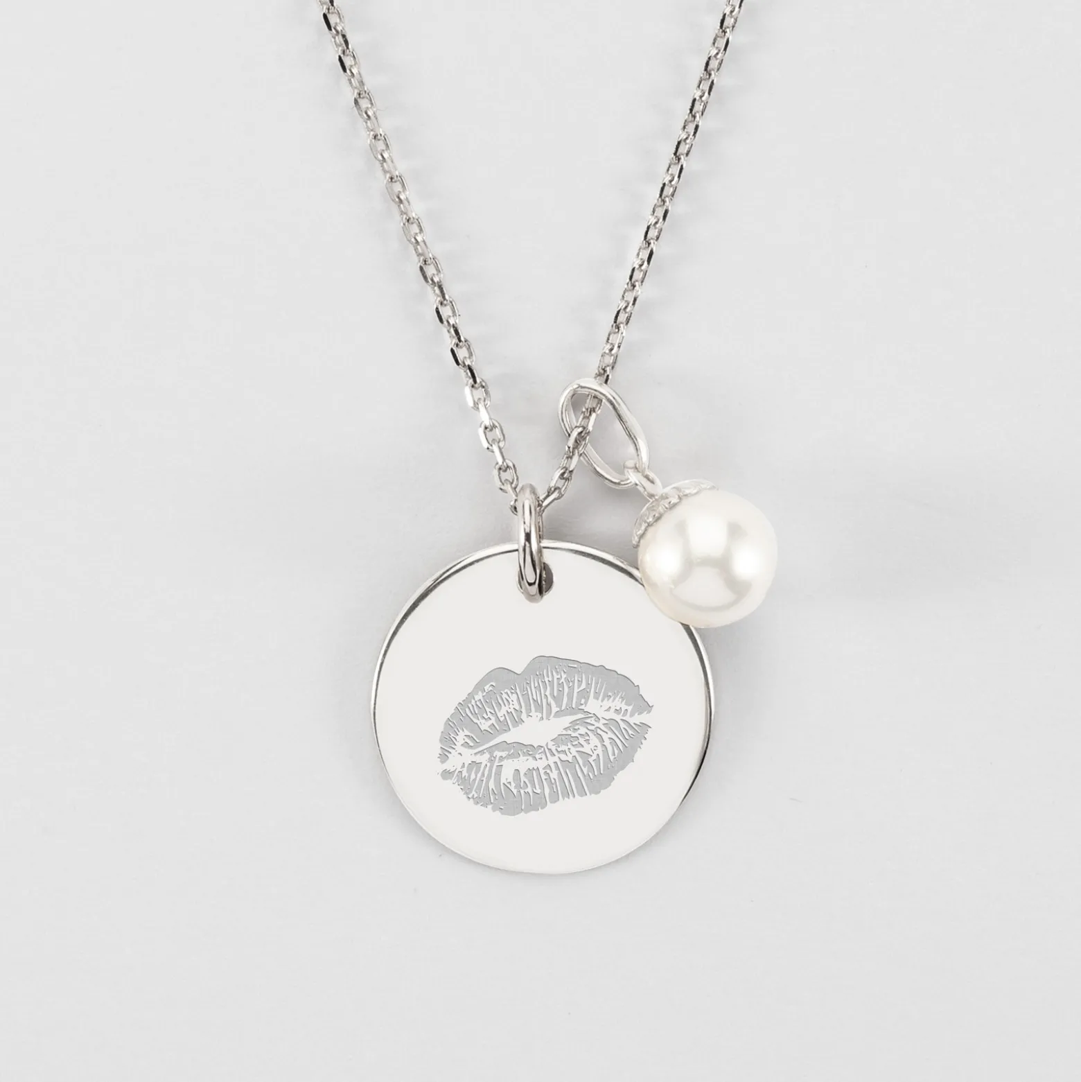 Pendentif Mariée personnalisé médaille gravée argent 19 mm et breloque perle nacre 10 mm