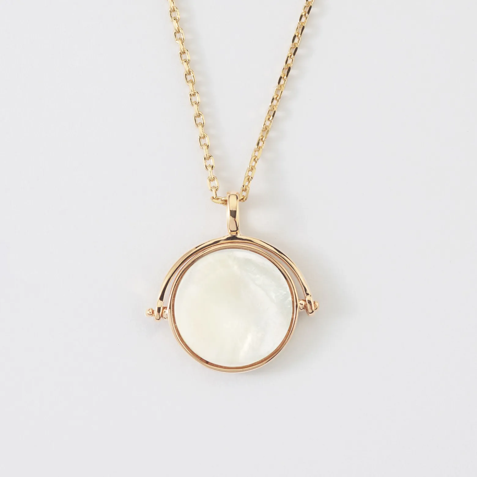 Pendentif Mariée personnalisé médaille gravée nacre réversible plaqué or 15 mm