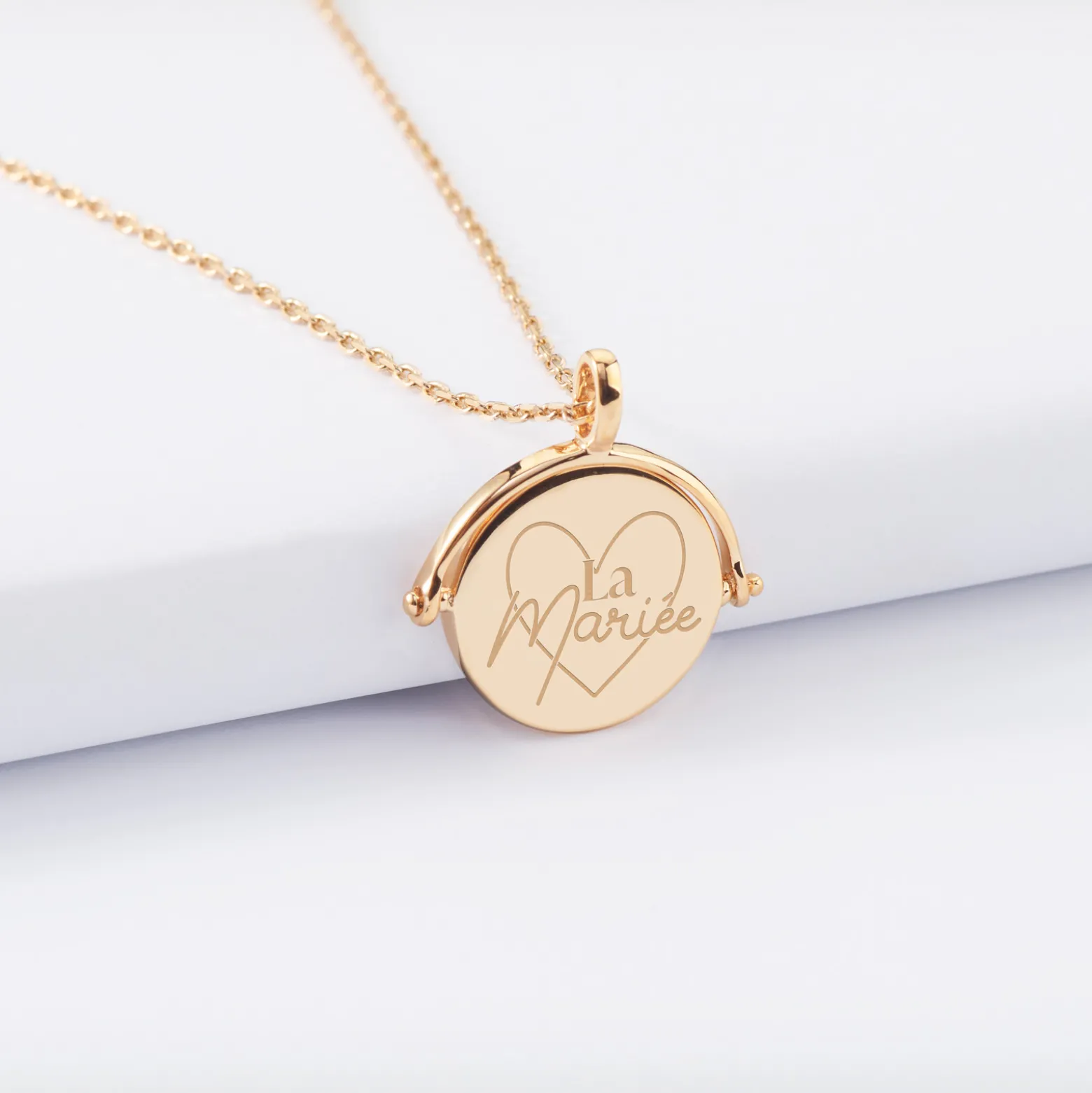 Pendentif Mariée personnalisé médaille gravée nacre réversible plaqué or 15 mm