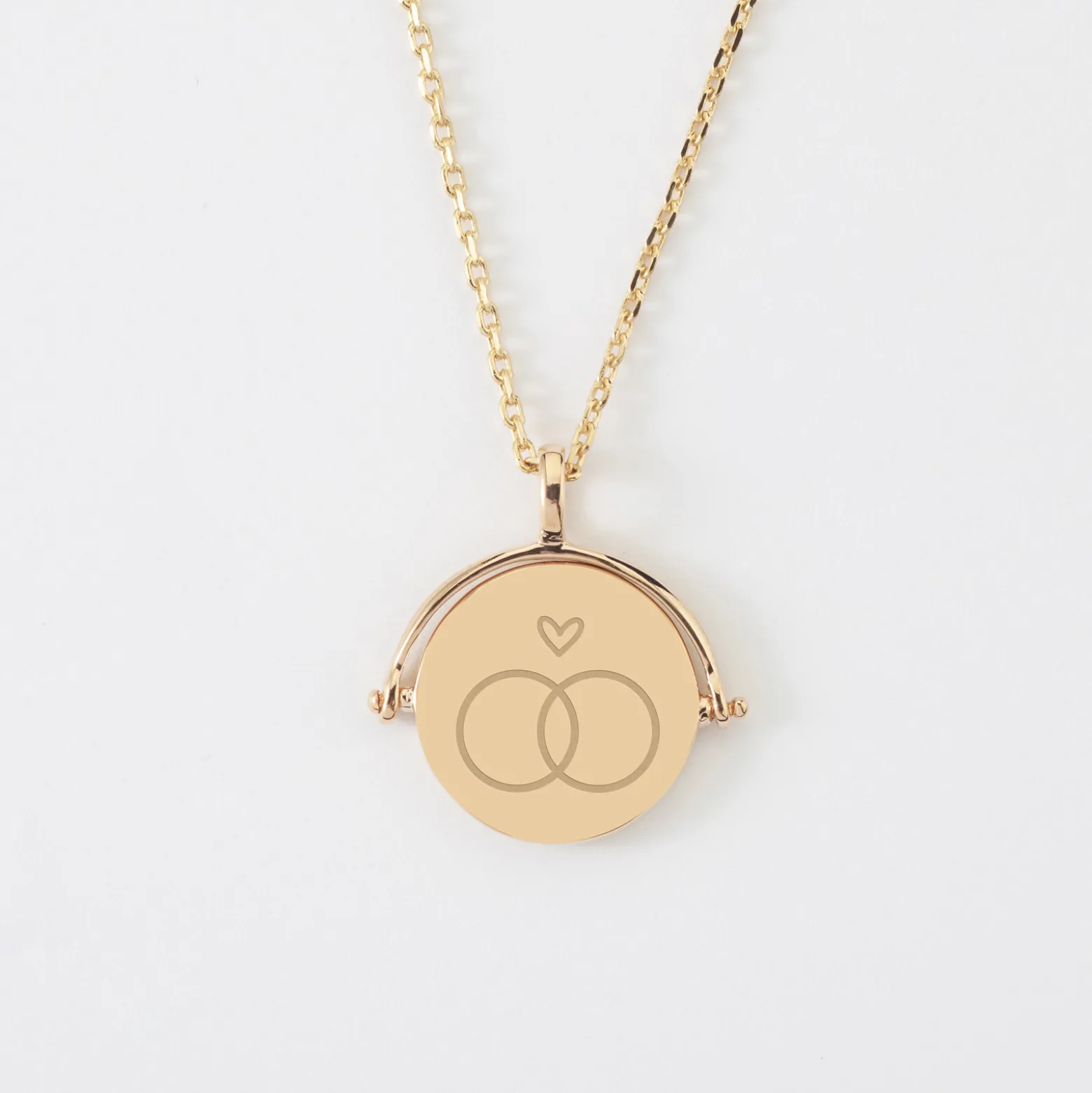 Pendentif Mariée personnalisé médaille gravée nacre réversible plaqué or 15 mm