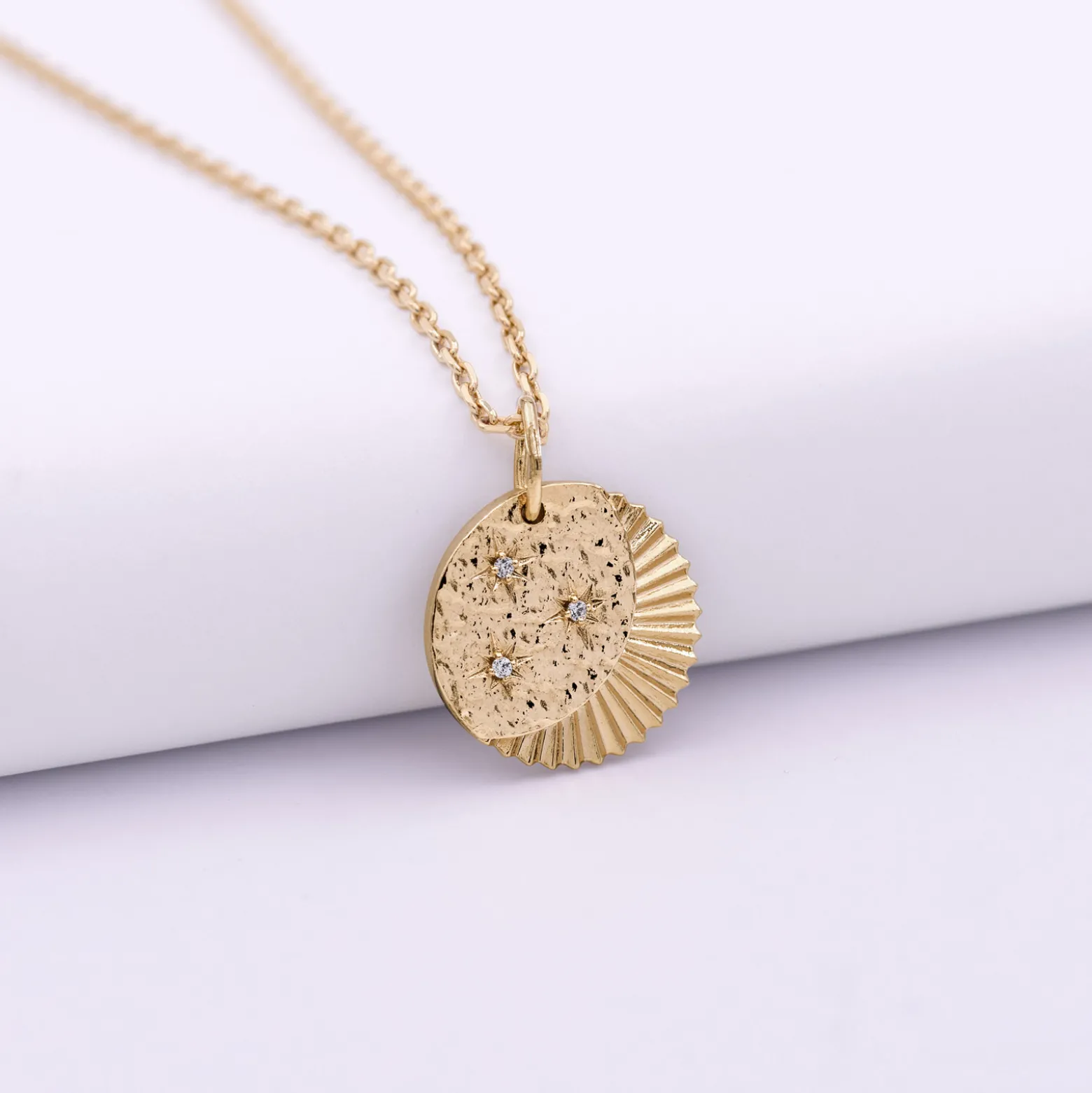 Pendentif médaille Lune trio zircons plaqué or 14 mm