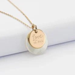Pendentif personnalisé breloque nacre 19 mm et médaille gravée plaqué or 15 mm