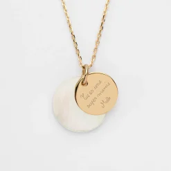 Pendentif personnalisé breloque nacre 19 mm et médaille gravée plaqué or 15 mm