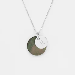 Pendentif personnalisé breloque nacre noire 15 mm et médaille gravée argent 10 mm
