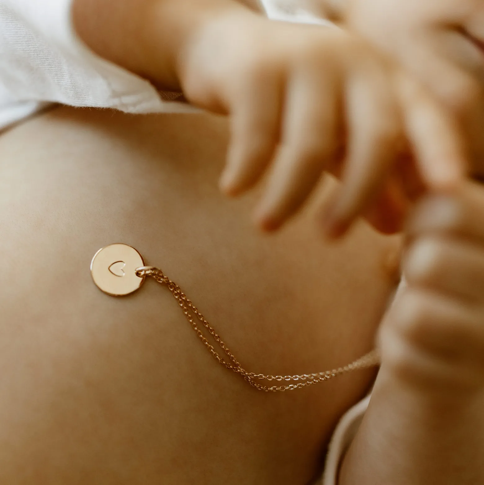 Pendentif personnalisé coeur estampillé plaqué or 15 mm - HappyBulle x Atelier Wagram