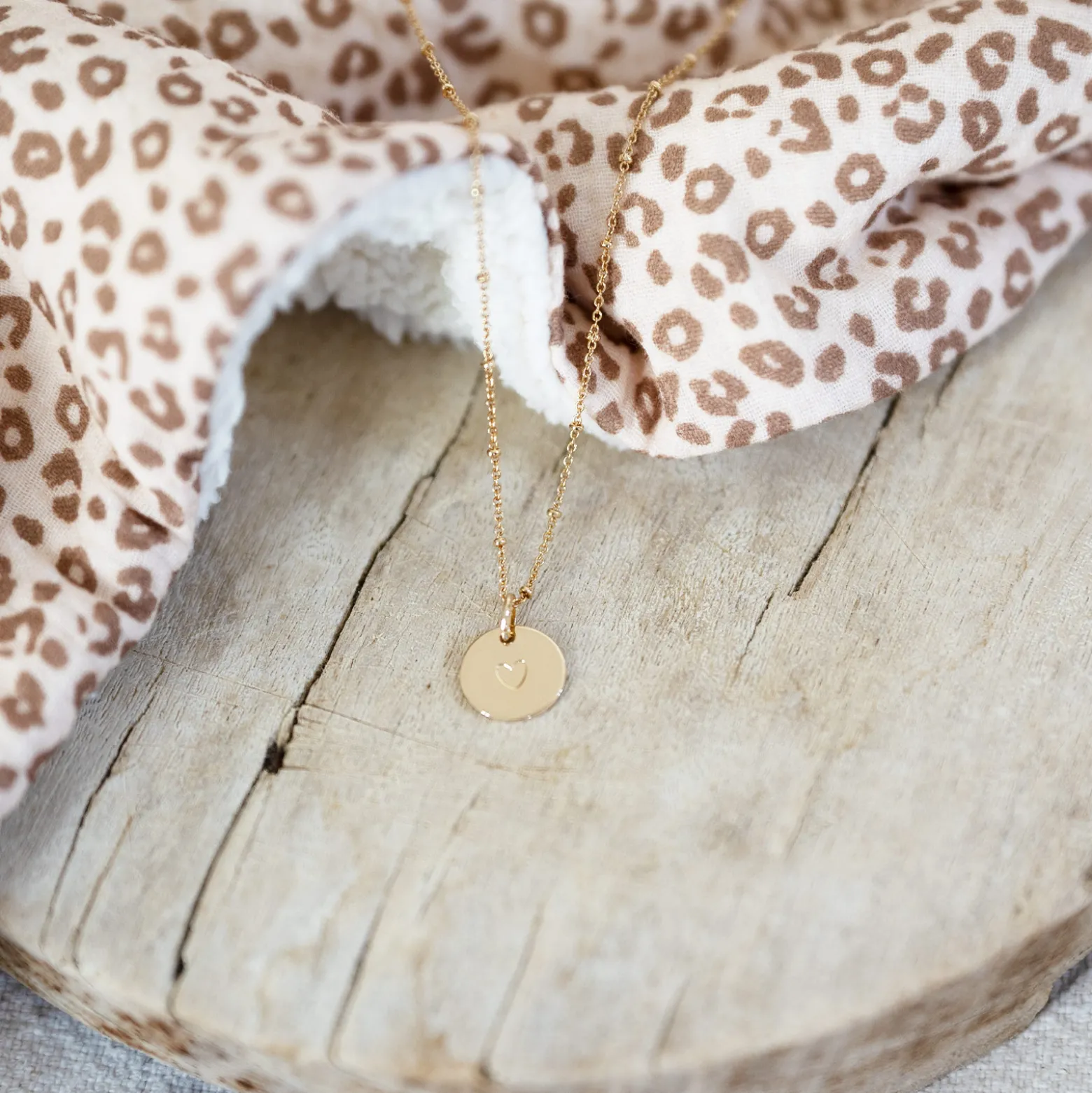 Pendentif personnalisé coeur estampillé plaqué or 15 mm - HappyBulle x Atelier Wagram