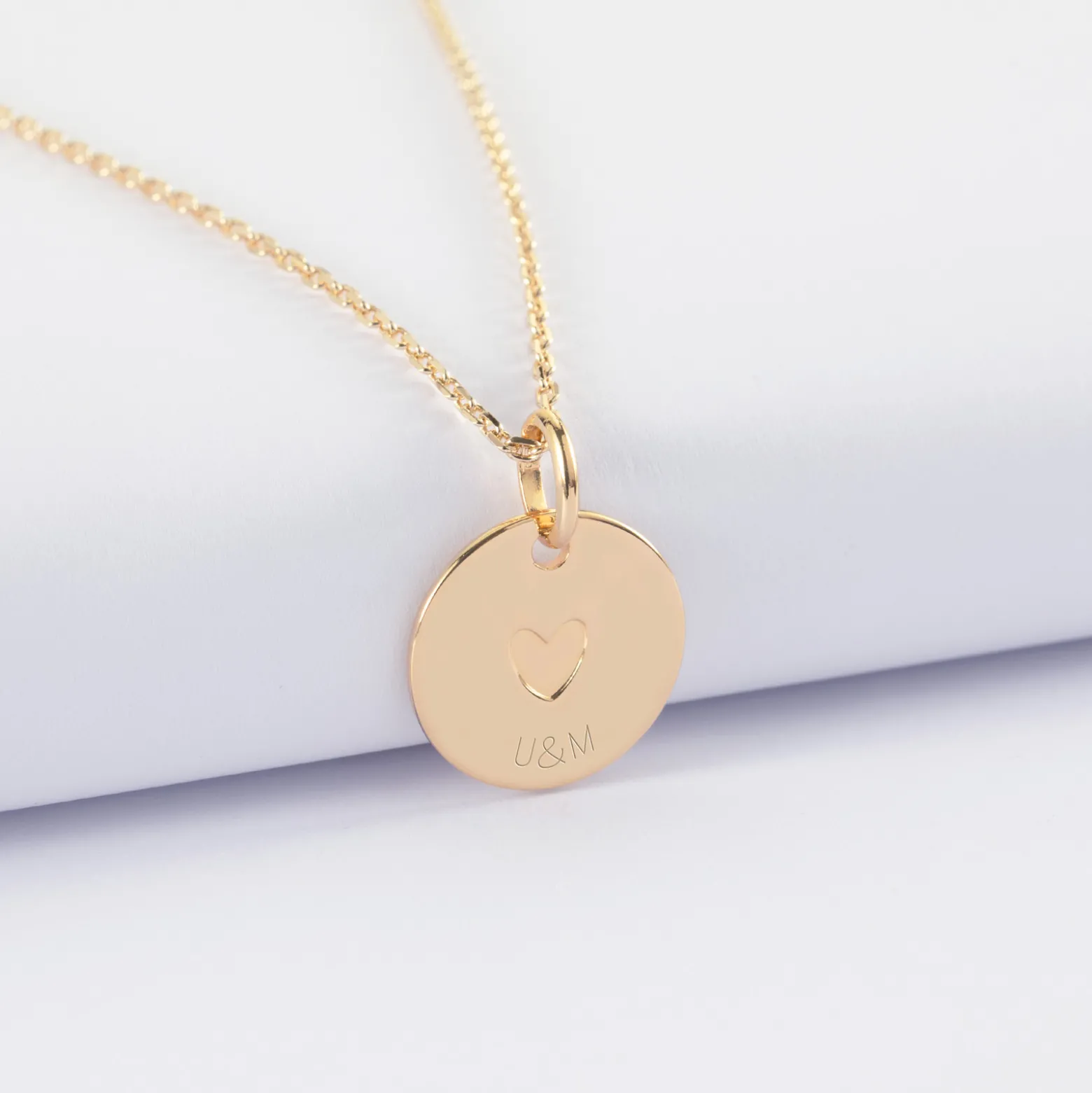 Pendentif personnalisé coeur estampillé plaqué or 15 mm - HappyBulle x Atelier Wagram